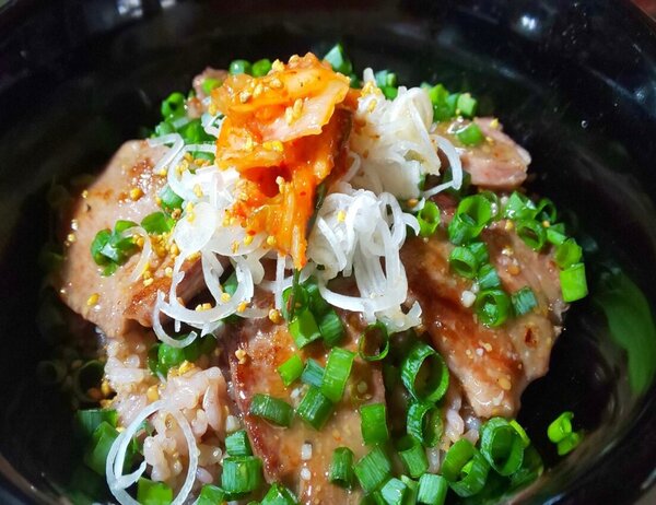 霜降り牛タン丼.jpg